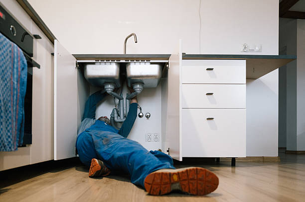 Professional Emergency Plumber technician working in Elgin, TX